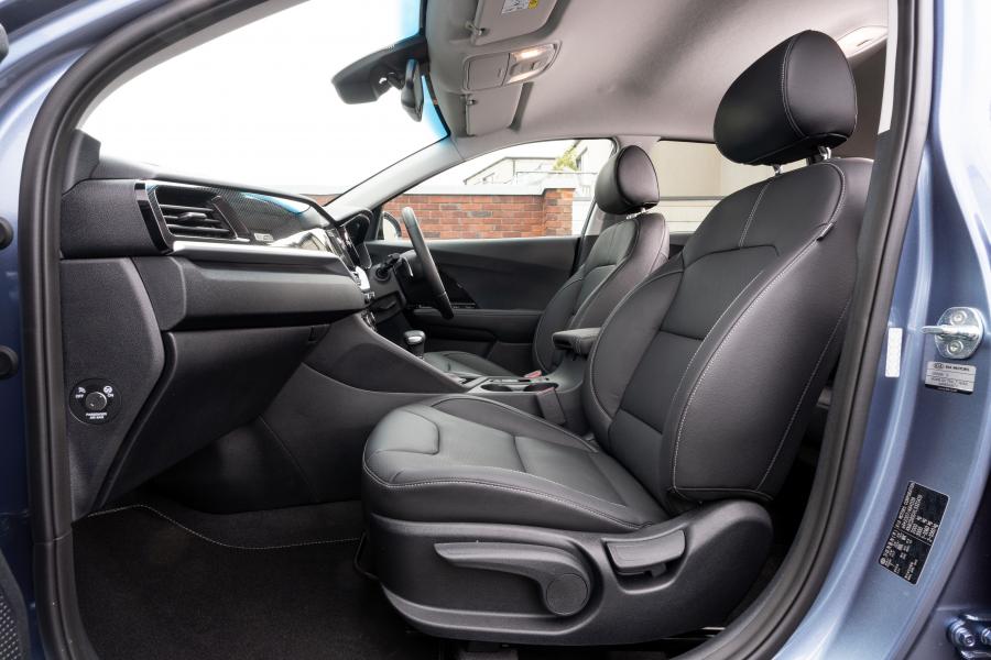 Интерьер Kia Niro Plug-In Hybrid (DE) 2019 года  (UK) (фото 15 из 40)